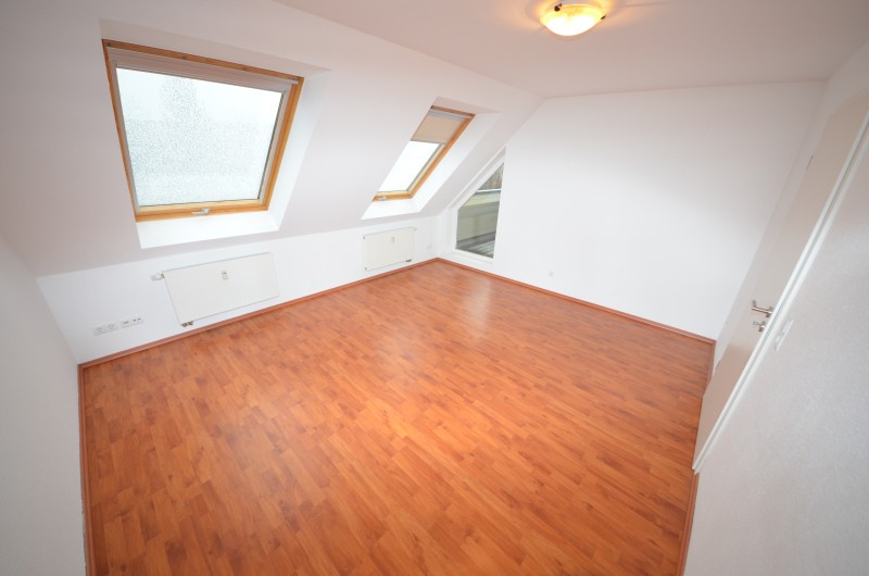 Gemütliche Dachgeschosswohnung mit Loggia in Leipzig-Lößnig ! - Photo 3