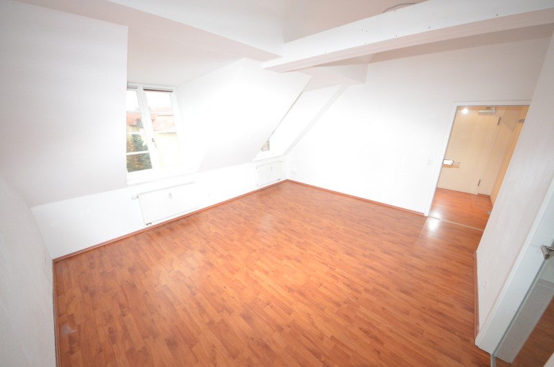 Gemütliche Dachgeschosswohnung mit Loggia in Leipzig-Lößnig ! - Photo 2