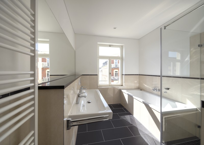 Sanierter Altbau mit Fußbodenheizung und Parkett! - Foto 3