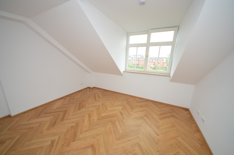 Traumhafte Dachgeschoss-Maisonettenwohnung mit Fußboheizung, Balkon und Parkett ! - Foto 1