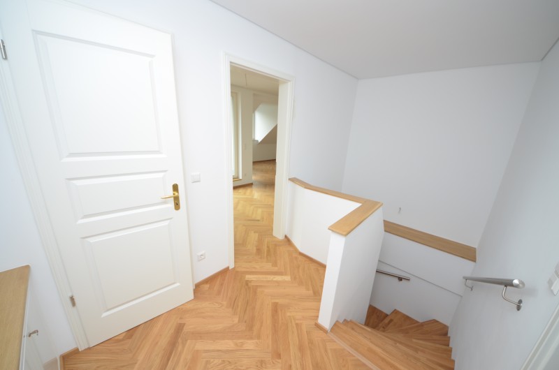 Traumhafte Dachgeschoss-Maisonettenwohnung mit Fußboheizung, Balkon und Parkett ! - Foto 5