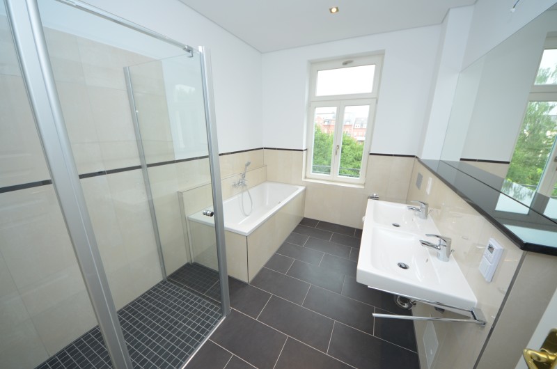 Traumhafte Dachgeschoss-Maisonettenwohnung mit Fußboheizung, Balkon und Parkett ! - Foto 3
