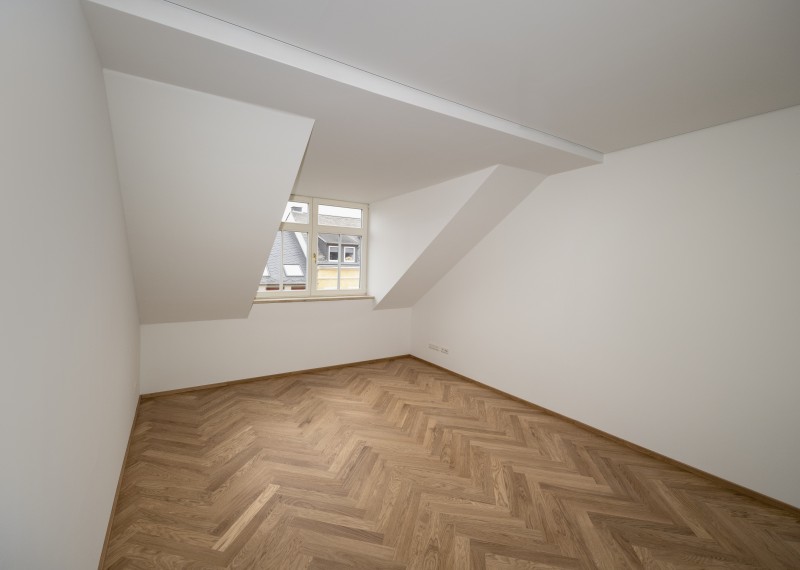 Traumhafte Dachgeschoss-Maisonettenwohnung mit Fußboheizung, Balkon und Parkett ! - Foto 4