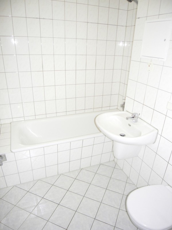 2-Zimmerwohnung mit Balkon und Laminatfußboden ! - Photo 2