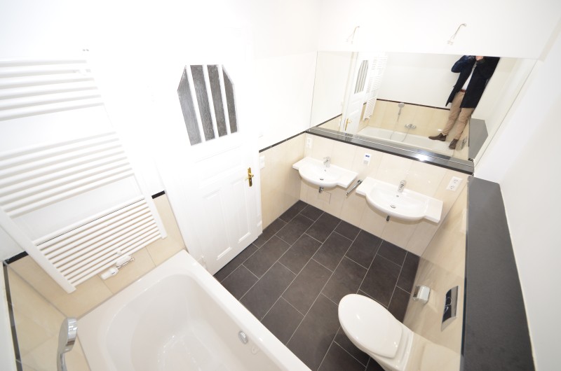Hochwertig sanierte 3-Zimmerwohnung mit Balkon und Aufzug ! - Photo 2