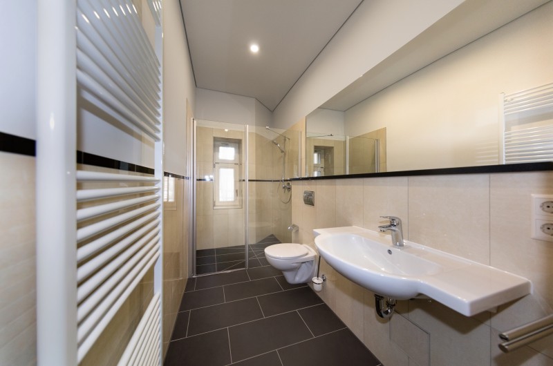 Hochwertig sanierte 3-Zimmerwohnung mit Balkon und Aufzug ! - Photo 1