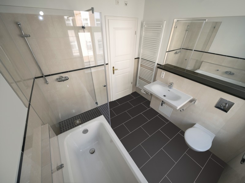 Helle 3-Zimmer-Wohnung im sanierten Altbau mit Loggia, Fußbodenheizung und Parkett! - Foto 3