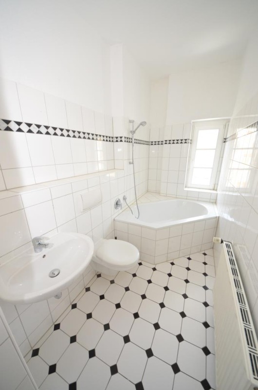 Sanierte Wohnung mit Balkon und neuer EBK im Leipziger Süden ! - Foto 1