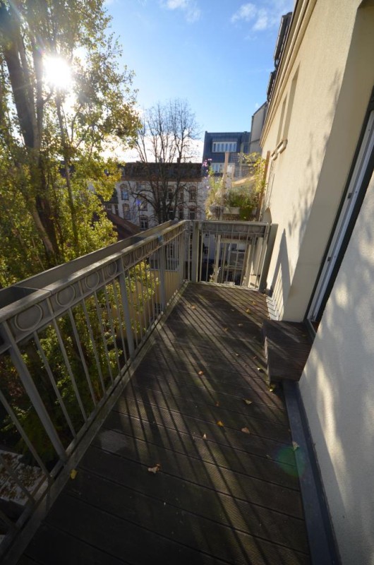 Denkmalgeschützter Altbau – 3-Zimmerwohnung mit Balkon, neuer EBK und Parkett ! - Foto 5