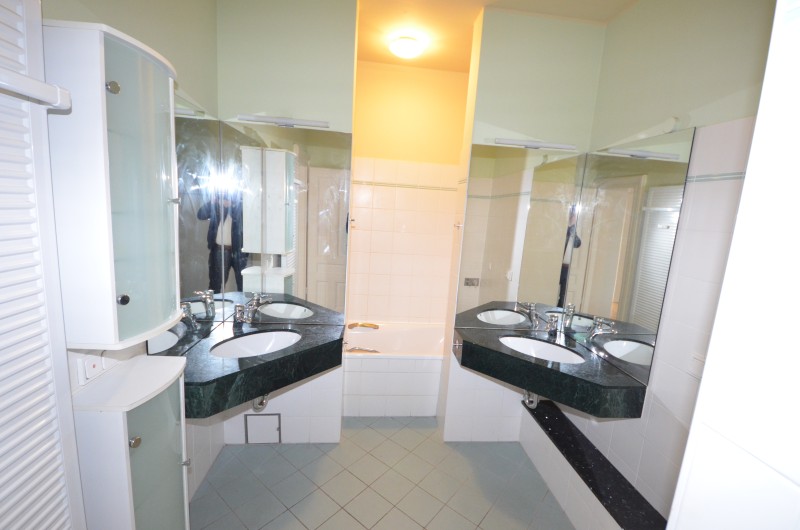 Denkmalgeschützter Altbau – 3-Zimmerwohnung mit Balkon, neuer EBK und Parkett ! - Foto 3