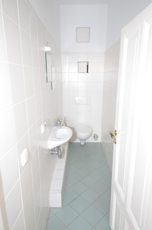 Denkmalgeschützter Altbau – 3-Zimmerwohnung mit Balkon, neuer EBK und Parkett ! - Foto 4