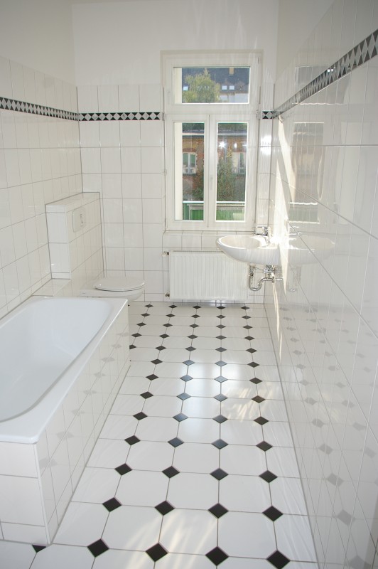 Sanierte 2-Zimmerwohnung mit Balkon und Laminatfußboden ! - Photo 1