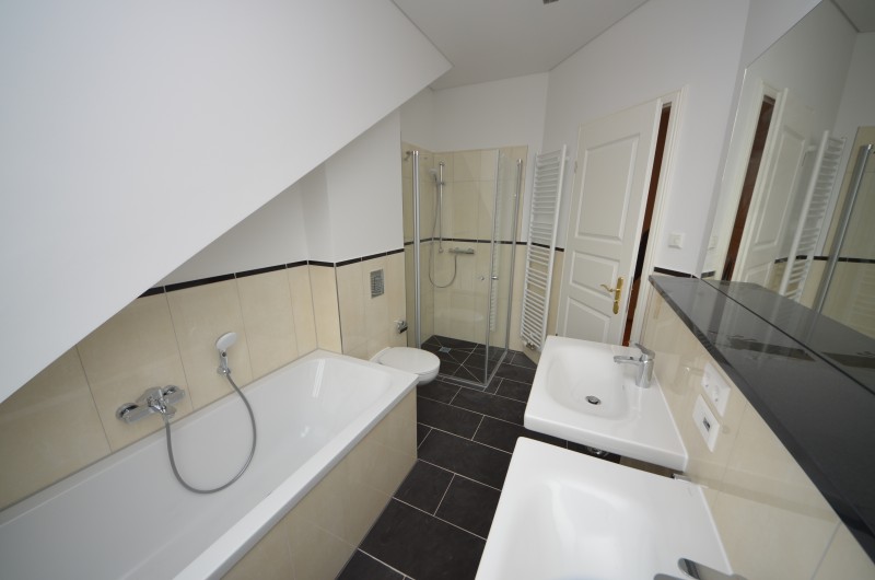Sanierter Dachgeschosswohnung im denkmalgeschützten Altbau mit Terrasse/PARKETT/FuboHeizung - Photo 3