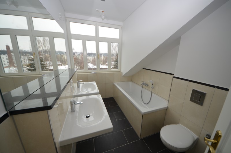 Sanierter Dachgeschosswohnung im denkmalgeschützten Altbau mit Terrasse/PARKETT/FuboHeizung - Photo 4