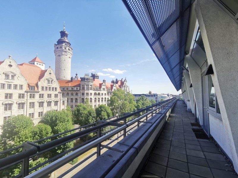 Traumhafte City-Wohnung im DG mit Weitblick ! - Photo 4