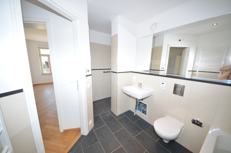 Wunderschön sanierter Altbau mit Parkett, Balkon und Fußbodenheizung in Borsdorf! - Foto 1