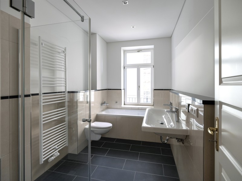 Traumhafte 4-Zimmerwohnung im denkmalgeschützten Altbau mit Balkon - Foto 1