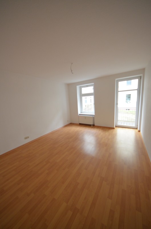 Sanierte Altbauwohnung Laminatboden und Balkon im ruhigen Hofgebäude! - Foto 1