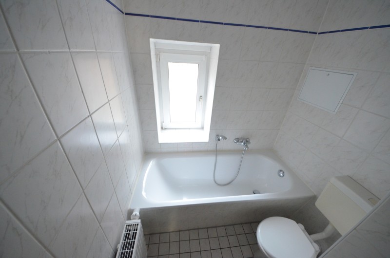 Sanierte Altbauwohnung Laminatboden und Balkon im ruhigen Hofgebäude! - Foto 4