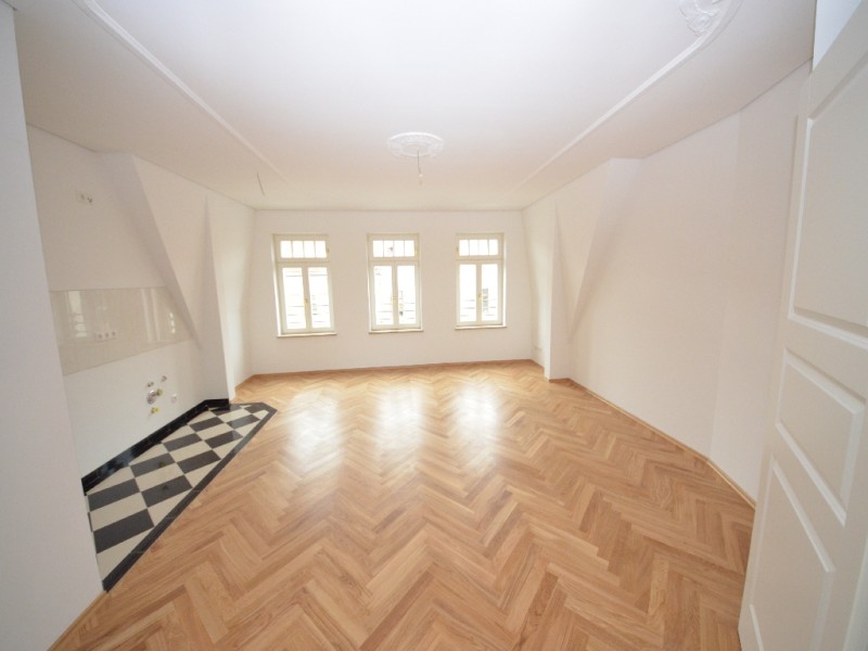 Hochwertig sanierte 4-Zimmer-Wohnung im Dachgeschoss mit Loggia, Fußbodenheizung und Parkett ! - Foto 1