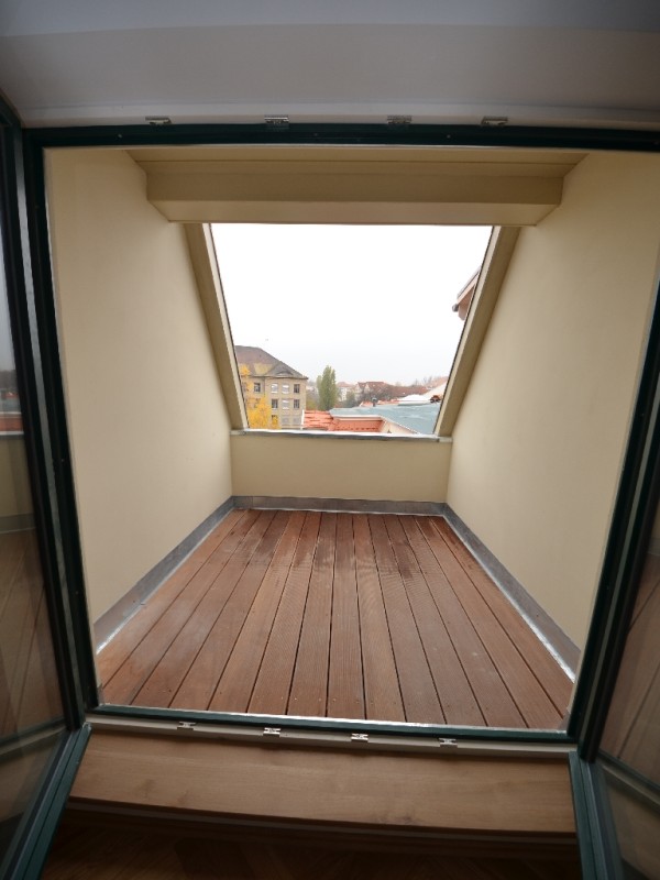 Hochwertig sanierte 4-Zimmer-Wohnung im Dachgeschoss mit Loggia, Fußbodenheizung und Parkett ! - Foto 4