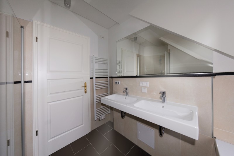 Hochwertig sanierte 4-Zimmer-Wohnung im Dachgeschoss mit Loggia, Fußbodenheizung und Parkett ! - Foto 2