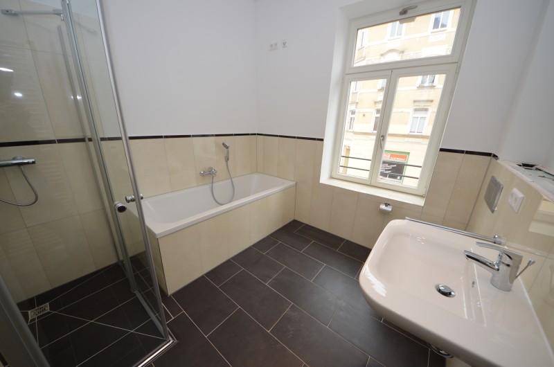 Sanierter denkmalgeschützter Altbau mit BALKON/PARKETT/FuboHeizung ! - Foto 5