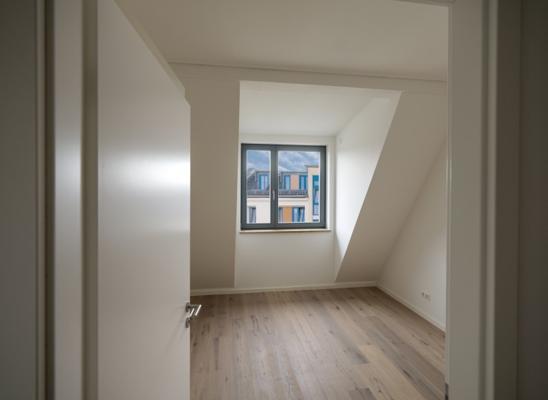 Dachgeschoss-Neubau-Wohnung mit Loggia ! - Photo 3